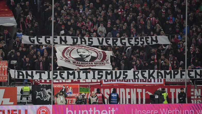 Dass Fans auch gegen Antisemitismus sind, zeigen  Fortuna Düsseldorfs Fans im Januar.