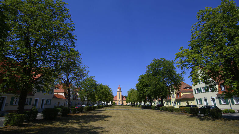 Blick auf die Kulturkirche und die Wohnbauten der Gartenstadt Lauta.