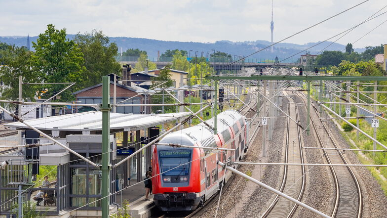 Blick auf die Gleisanlagen in Radebeul-Ost. Zwischen Pieschen und der Lößnitzstadt wird auf der Bahnstrecke gebaut.