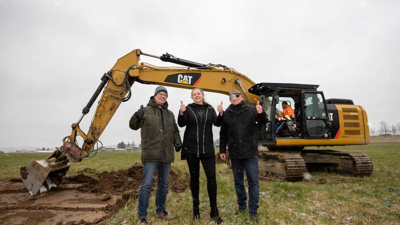 Vorstand Lutz Müller (li.), Jenny Schulz, Leiterin der Tierproduktion, und Vorstand Ingolf Schulze feiern den Baustart.