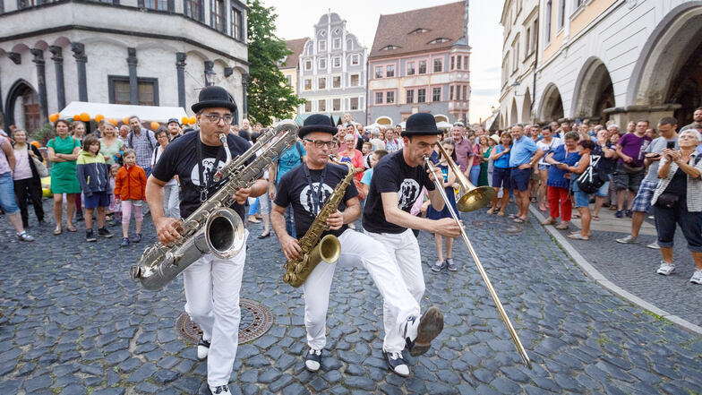 ViaThea, das Festival der Straßenkünste, gehört zu den festen Höhepunkten im Kulturkalender der Europastadt Görlitz/­­ Zgorzelec als internationales Kunstfest und Publikumsmagnet für alle Generationen. Lasst uns auf „TUCHFÜHLUNG“, so das Motto für 2022, g