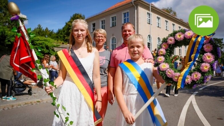 Familie Fischer aus Bernbruch ist beim Forstfest immer mit dabei. Celine (l.) links trägt die Klassenfahne mit dem Efeustab, ihre Schwester Amelie einen Kranz. Die Eltern Josefine und Thomas Fischer fiebern jedes Jahr dem Forstfest entgegen.