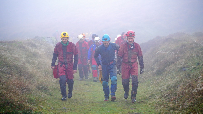 Mit einer großen Rettungsaktion haben Helfer einen verletzten Mann aus einer der längsten Höhlen in Großbritannien gerettet.