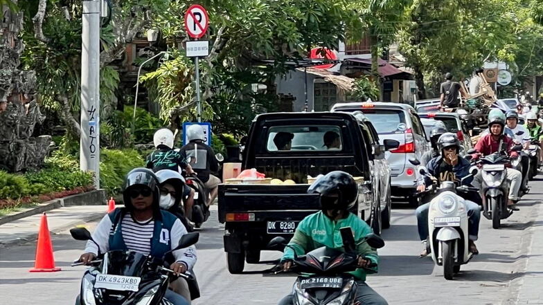 Der massive Verkehr ist eines der Hauptprobleme auf der indonesischen Insel.