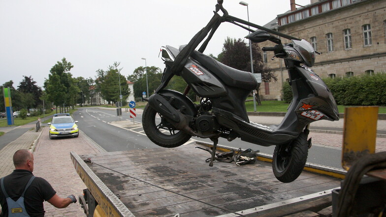 Der beschädigte Motoroller wird auf der Rottwerndorfer Straße in Pirna auf einen Transporter geladen. Die Fahrerin war gestürzt und wurde in die Uniklinik nach Dresden gebracht.