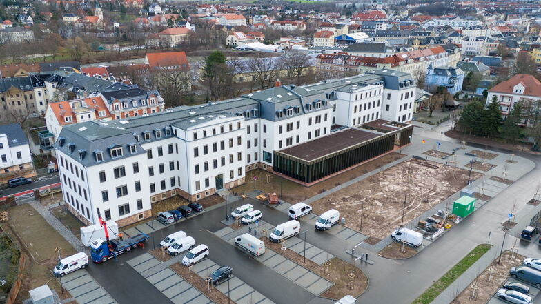 Neben den Mitarbeitern aus dem Rechnungshof-Hauptsitz Leipzig werden auch die Außenstellen in Dresden und Chemnitz in das ehemalige Kasernengebäude in Döbeln einziehen.