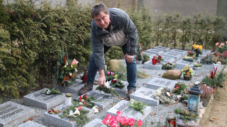 Detlef Bürger an der Urnengemeinschaftsanlage auf dem Waldfriedhof, um die es in den vergangenen Wochen Streit gegeben hat. Der Nieskyer und seine Frau Ute betreuen hier insgesamt drei Grabstellen.