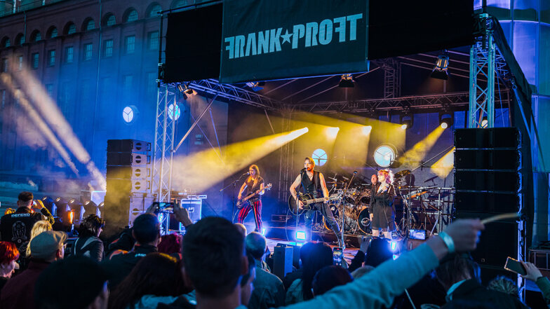 Frank Proft, ursprünglich aus Hoyerswerda stammend, feierte mit seiner Band das 30-jährige Bühnenjubiläum am Samstag in der Energiefabrik Knappenrode.