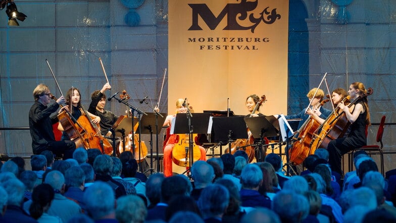 Zum Eröffnungskonzert spielte Star-Cellist Jan Vogler (l.) Werke von Astor Piazzolla. Der künstlerische Leiter veranstaltet das Moritzburg Festival bereit zum 32. Mal und war auch am Freitag auf der Bühne.