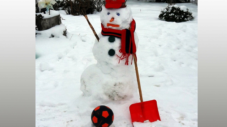 Alexander Klöden aus Döbeln hat einen Fußballfan aus Schnee gebaut.