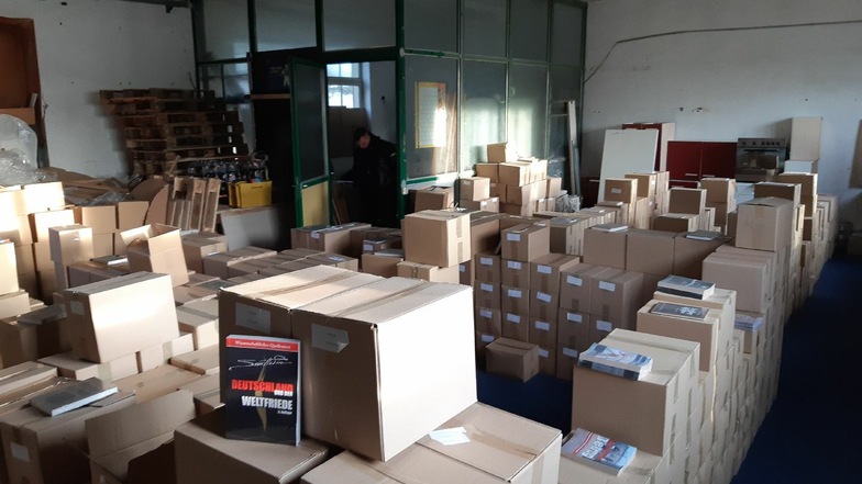 Zahlreiche verbotene Publikationen und Bücher wurden in einer Lagerhalle im Kreis Leipzig beschlagnahmt.