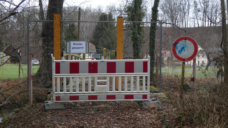 Die Brücke über das Löbauer Wasser im Norden von Weißenberg muss auf absehbare Zeit gesperrt bleiben.
