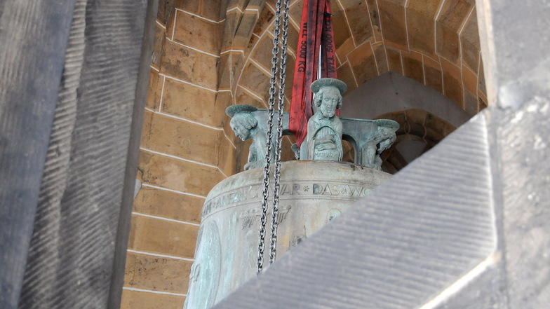 Die Johannesglocke ist die größte im Geläut des Meißner Doms. Vor zehn Jahren wurde die Reparatur der Kronenglocke abgeschlossen. Seitdem kann sie zu speziellen Anlässen unbedenklich geläutet werden.