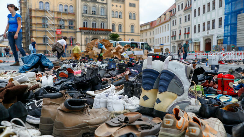 Europa im Krieg und 2.262 Paar Schuhe auf dem Zittauer Marktplatz.