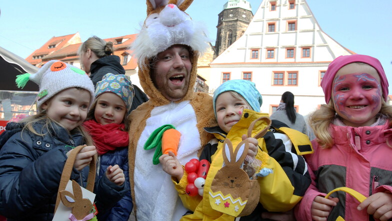 Osterzauber in Pirna, hier 2019: Zum Einkaufsfest am Wochenende sind wieder die Osterhasen los.