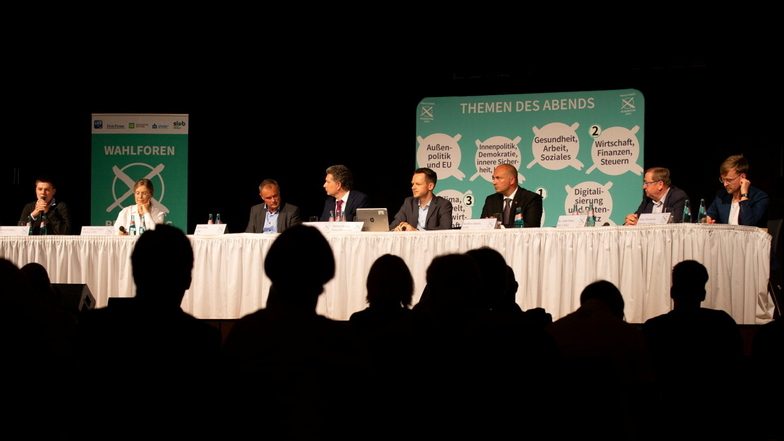 Sechs Kandidaten für die Bundestagswahl nahmen am Donnerstagabend auf dem Podium in der Herderhalle Pirna Platz.