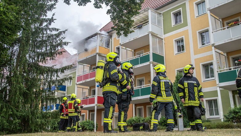 Rund 50 Feuerwehrleute aus Niesky, den Ortsteilen sowie Horka und Jänkendorf waren in der Poststraße am Mittwoch im Einsatz.