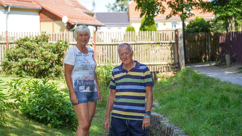 Bis vor drei Jahren stand am Grundstück von Bärbel und Klaus Preißler in Gaußig ein Zaun. Den ließ die Gemeinde entfernen. Das Anwohnerehepaar erhebt schwere Vorwürfe gegen den Bürgermeister. Der dementiert.