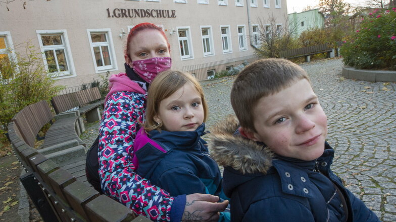 Sindy Sieder mit Tochter Ariane (3. Klasse) und Sohn Norwin (1. Klasse) vor der 1. Grundschule Schubertallee.