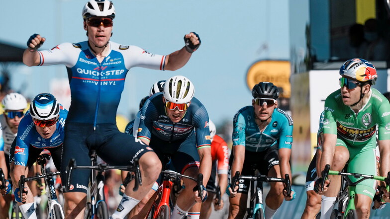 Am Ziel: Der Niederländer Fabio Jakobsen gewinnt die zweite Etappe bei der Tour de France 2022.