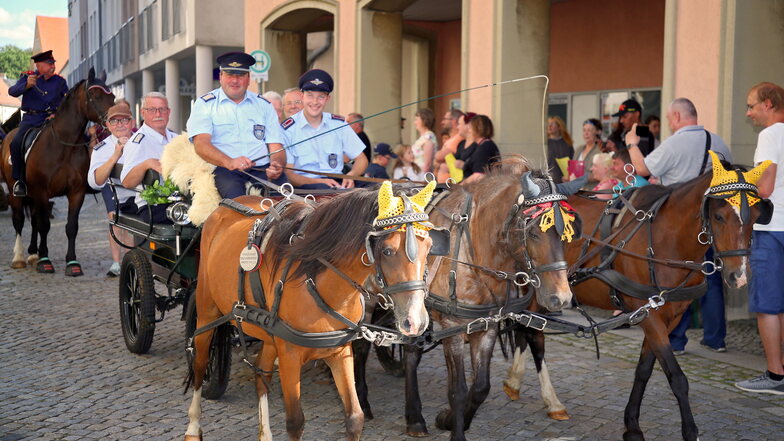 Kutsche mit Kameraden der Alters- und Ehrenabteilung der Freiwilligen Feuerwehr Neustadt.