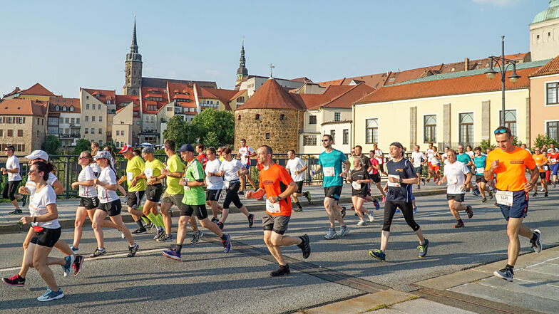 Rund 1.200 Läufer waren 2019 beim Firmenlauf Bautzen dabei. 2023 hoffen die Veranstalter auf noch mehr Anmeldungen. 722 waren es bis Montagmittag.
