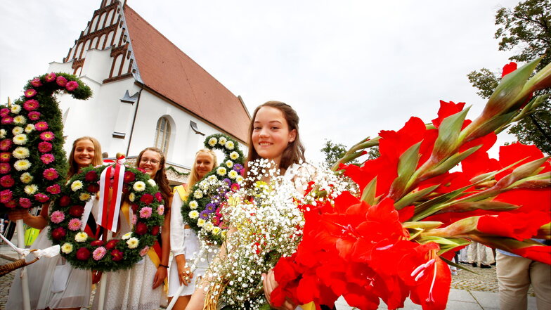 Zum Kamenzer Forstfest gehören die in Weiß gekleideten Mädchen und Jungen aus den Schulen und Blumenschmuck. Bis zu 50.000 Gäste zieht das Fest jährlich an. Jetzt ist es immaterielles Kulturerbe.