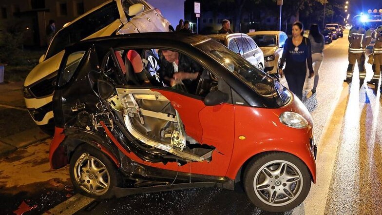 Wie die Polizei mitteilte, kam der Kleinwagen gegen 22.35 Uhr in einer leichten Linkskurve ins Schleudern, drehte sich in die Gegenrichtung und prallte gegen einen geparkten Kia Sportage.