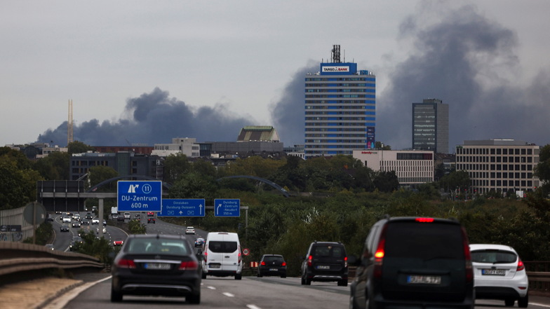 Die Rauchwolke war auch von der A59 aus zu sehen.