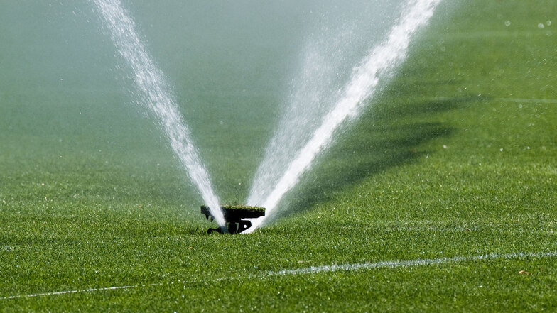 Regeln zur Bewässerung sind Bestandteil der Nutzungsverträge, welche die Stadt mit jedem Sport- bzw. Fußballverein, der Sportplatzflächen der Stadt nutzt, abgeschlossen hat.