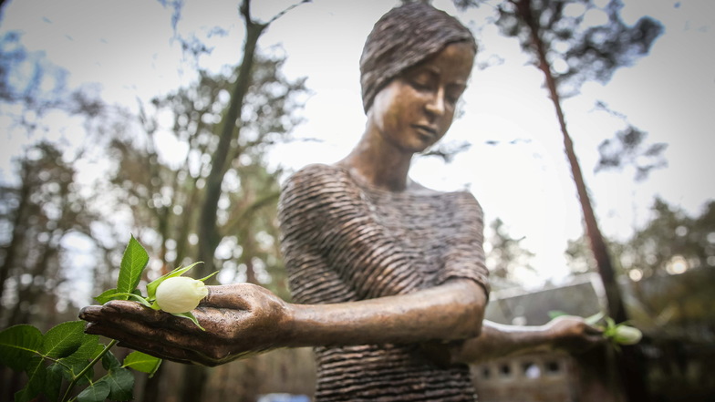 Die Gedenkveranstaltung fand an der Bronzeskulptur "Trauerndes Mädchen" der polnischen Künstlerin Malgorzata Chodakowska statt.