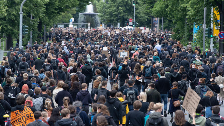 DRESDEN: Teilnehmer einer "Silent Demo" auf der Albertstraße. 