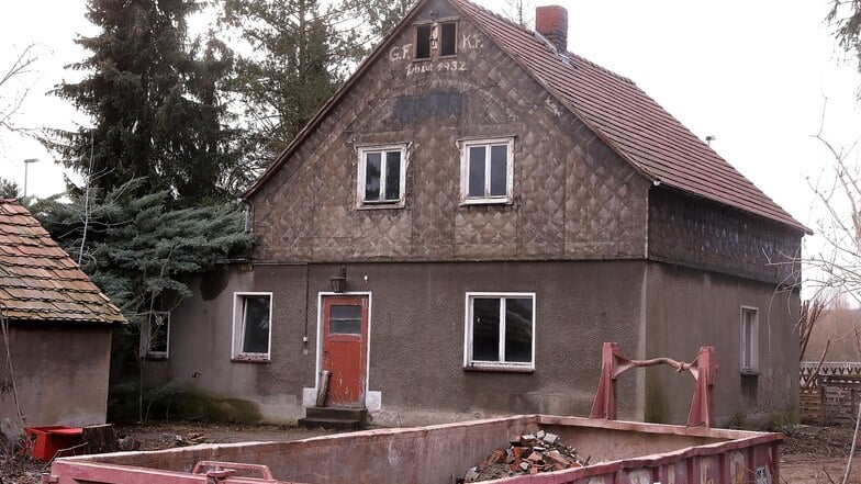 Farbflecken statt faschistischer Symbolik. Foto: Tino Plunert