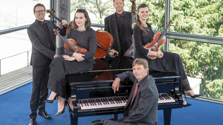 Das Quintett der Elblandphilharmonie spielt gleich zweimal "Eine kleine Lachmusik".