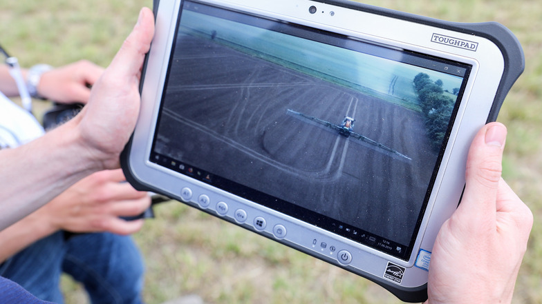 Mit diesem Fernbedienung wird die Drohne gesteuert, die Luftbilder über das Mobilfunknetz automatisch an den Landwirt übermittelt.