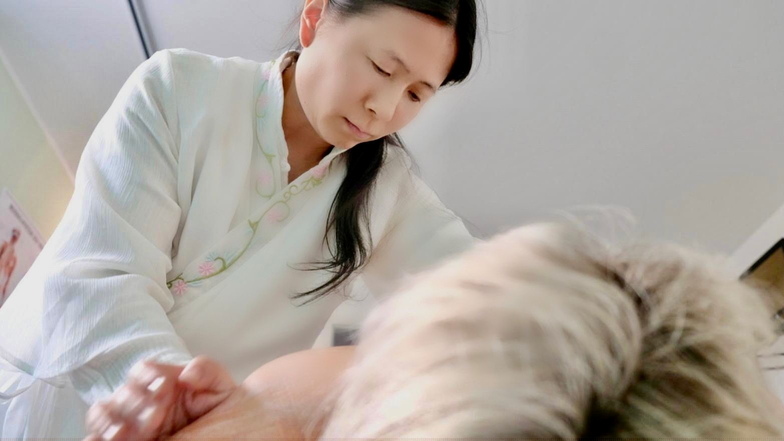 Yang Li bei einer Tuina-Massage in der Physiotherapie-Praxis am Robert-Koch-Platz.