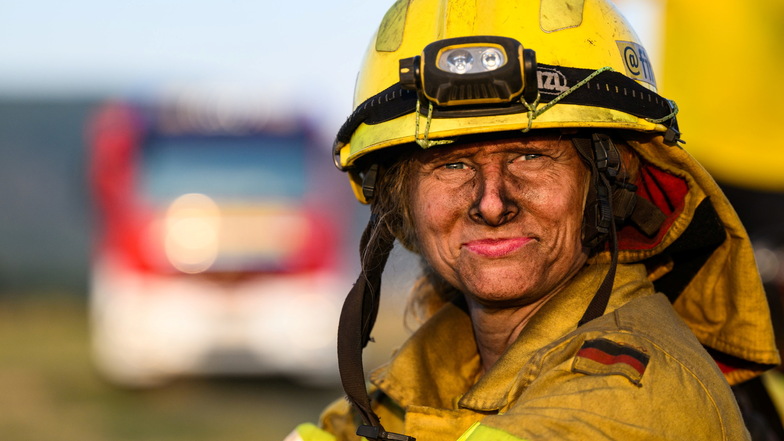 Sie steht für so viele Feuerwehrfrauen im Waldbrandeinsatz: Das Gesicht rußgeschwärzt, die Kehle ausgetrocknet, Julia Richardt zwischen Erschöpfung und Tatendrang.
