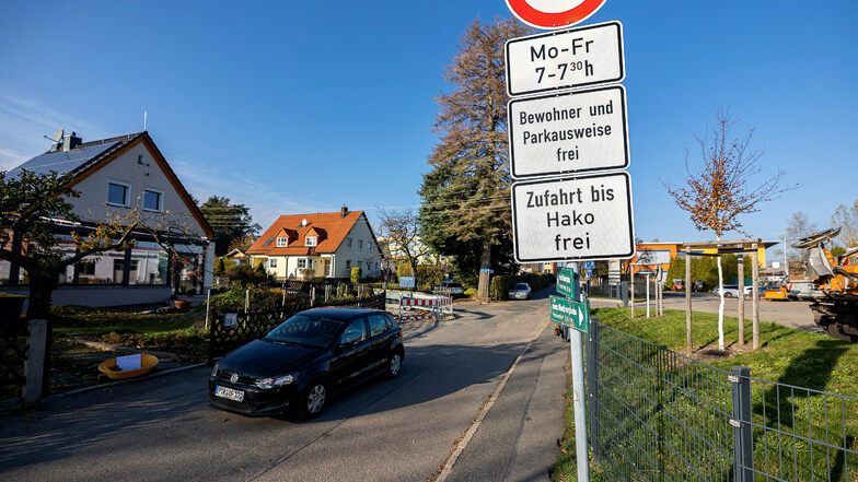 Die Straße Neues Leben in Bannewitz ist früh für Eltern, die ihre Kinder zur Schule fahren, gesperrt.