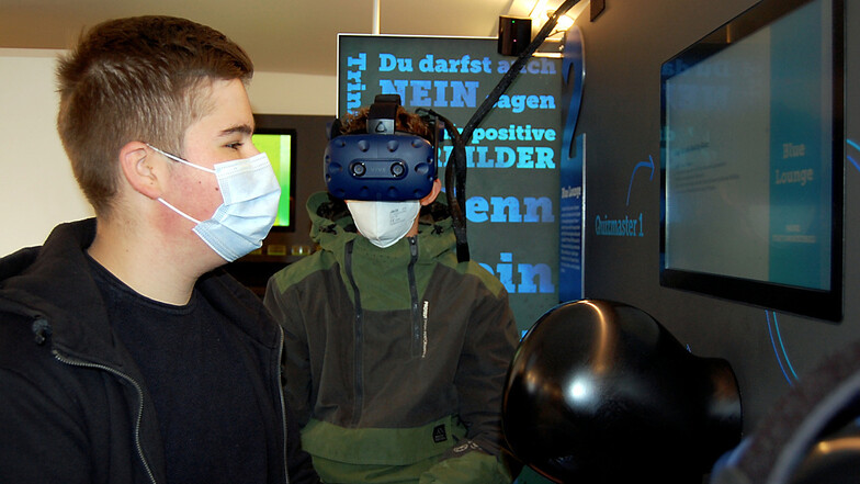 Konstantin (links) und Max in der „Blue Lounge“ im Bus, in der man zu zweit und mittels Virtual-Reality-Brille etwas über die Auswirkungen von Alkohol lernt.