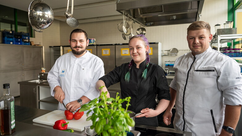 Franz Nestler und Elisa Mönnich (von li.) denken gar nicht ans Aufgeben. Am BSZ Görlitz werden sie von Christian Maraun zu Köchen ausgebildet - für alle drei eine langjährige Leidenschaft.