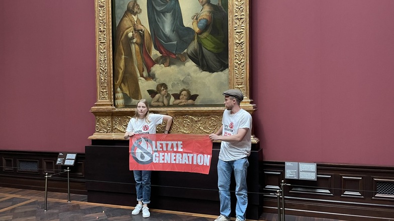 In der Gemäldegalerie Alte Meister haben sich zwei Klima-Demonstranten mit Sekundenkleber vor Dresdens berühmtestes Gemälde geklebt.