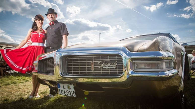 Lack und Chrom glänzen: Katrin und Jens Schröder aus Leipzig zeigen ihren Oldsmobile Toronado.