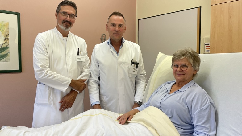 Dr. Alexander Florek (links), Dr. Sönke Eger von der Plastischen Chirurgie der Klinik freuen sich gemeinsam mit Patientin Marina Meyer-Hess über die erfolgreiche Therapie. Foto: Viviane Piffczyk