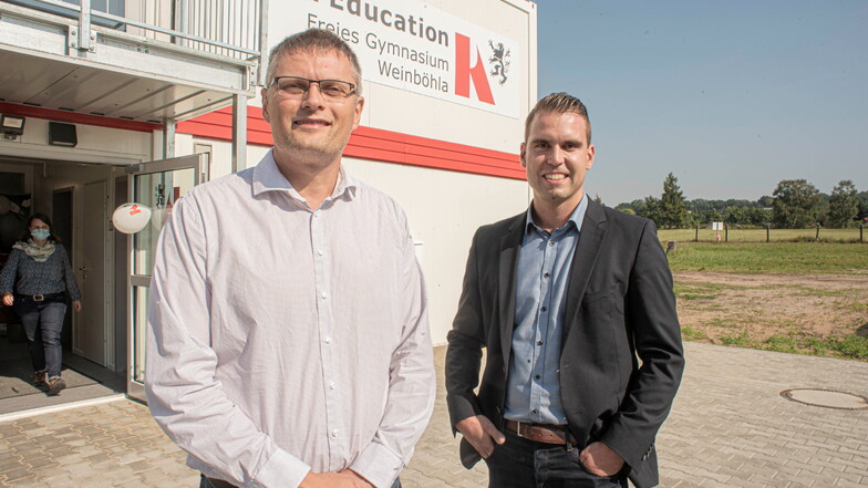 Schulleiter Florian Foltin (r.) und Bürgermeister Siegfried Zenker hoffen, dass 2022 der Bau von Schulhaus und Sporthalle beginnen kann.