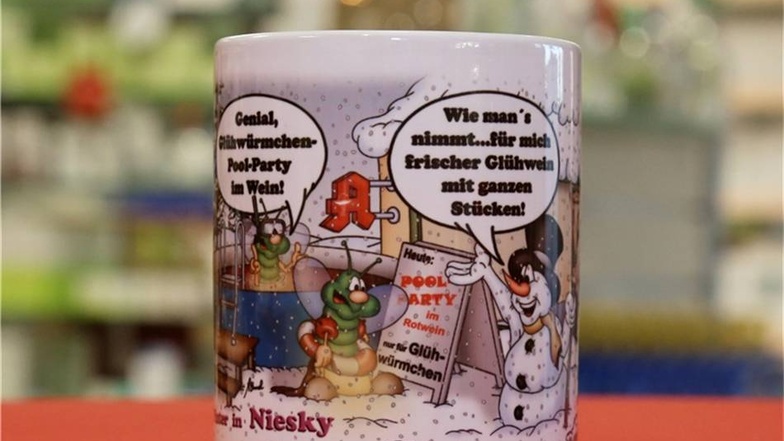 2014: Auf Tasse Nummer Acht erhält der Schneemann in Niesky Besuch von Glühwürmchen.