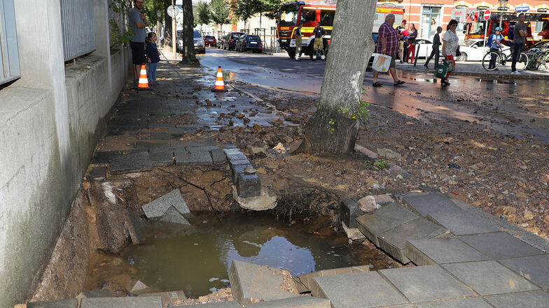 Unter einem Fußweg in Dresden-Löbtau ist am Dienstagnachmittag eine Trinkwasserleitung geborsten. Es kam zu Verkehrsbehinderungen.