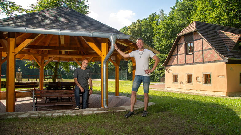 Vorsitzender Thomas Günther (links) und Oliver Lischke vom Sport-, Heimat- und Kulturverein freuen sich, dass der Wanderpavillon an der Thiemendorfer Wassermühle Realität geworden ist.