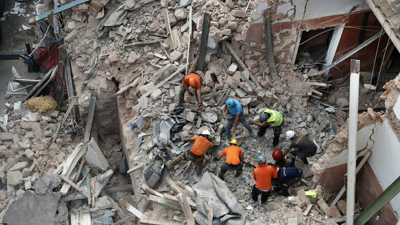 Am Donnerstag wurde unter den Trümmern eines Gebäudes ein pulsierendes Signal entdeckt, das die Hoffnung weckt, dass es dort noch einen Überlebenden geben könnte.