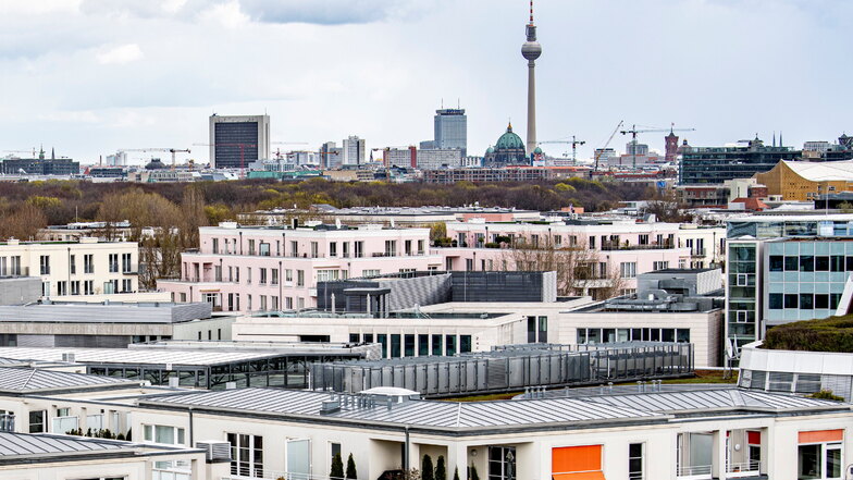 Wohnungen vor dem Berliner Fernsehturm. Das Bundesverfassungsgericht hat den Berliner Mietendeckel für nichtig erklärt.