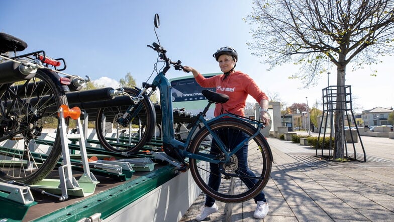Einfach von der Seite aus zu beladen: Sabine Schuricht hebt ihr E-Bike auf den neuen Anhänger eines Fahrradbusses.